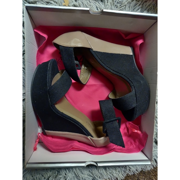Shoedazzle Gwen Stunning Wedges Single Strap New - Picture 2 of 4